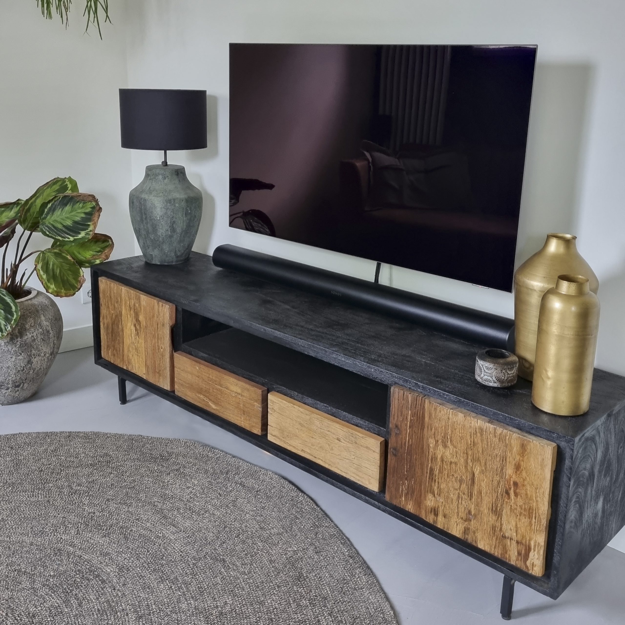 Afkorting Atticus piek Industrieel tv meubel van oud hout met zwarte details 180 cm - Megafurn